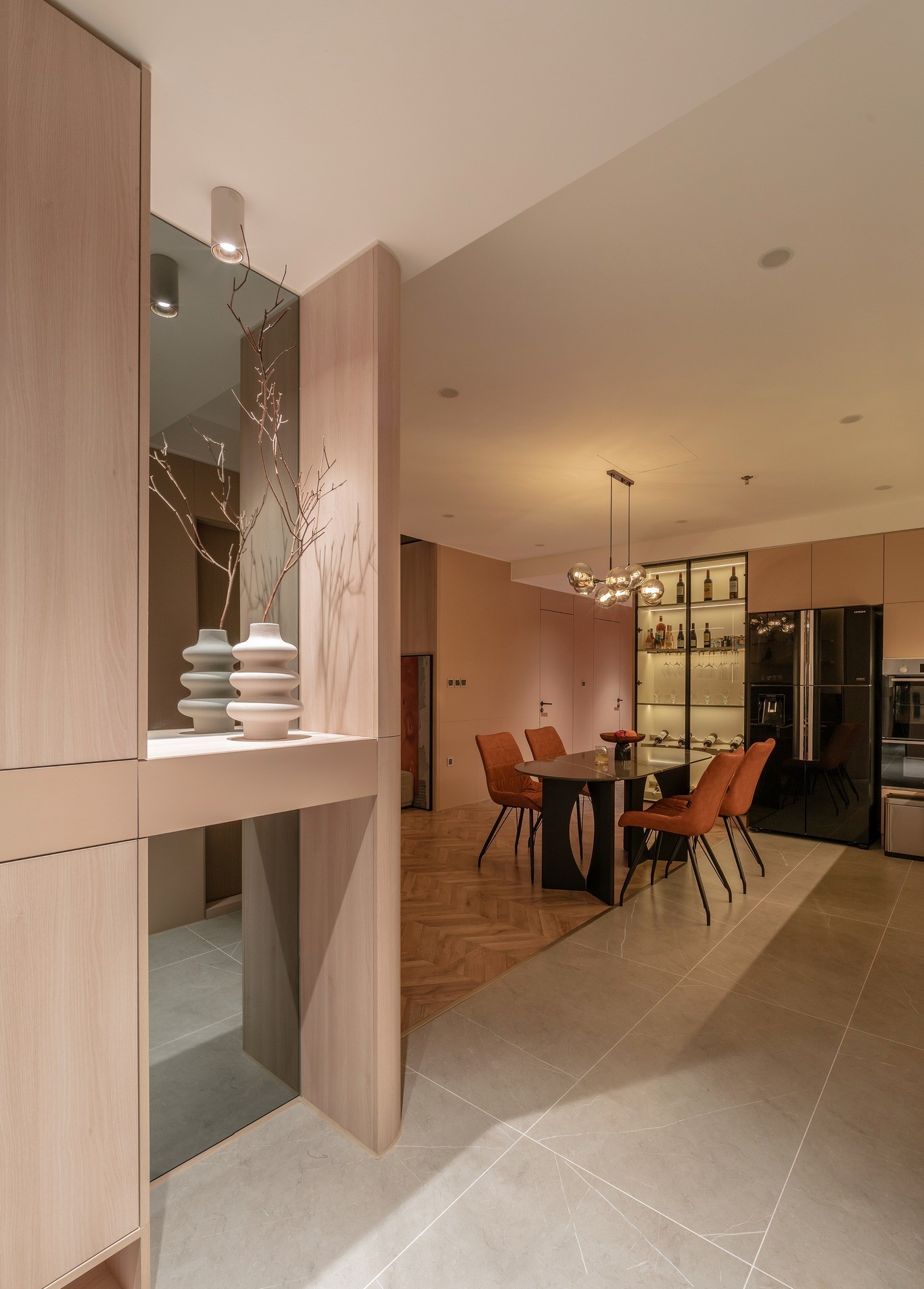 Chị Trâm - Ngoại Giao Đoàn