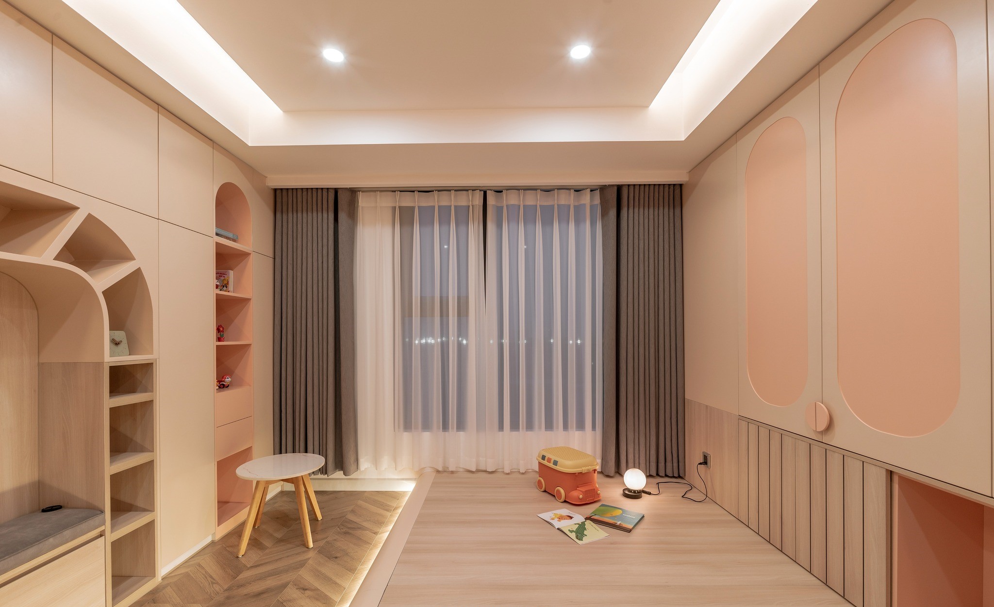 Chị Trâm - Ngoại Giao Đoàn