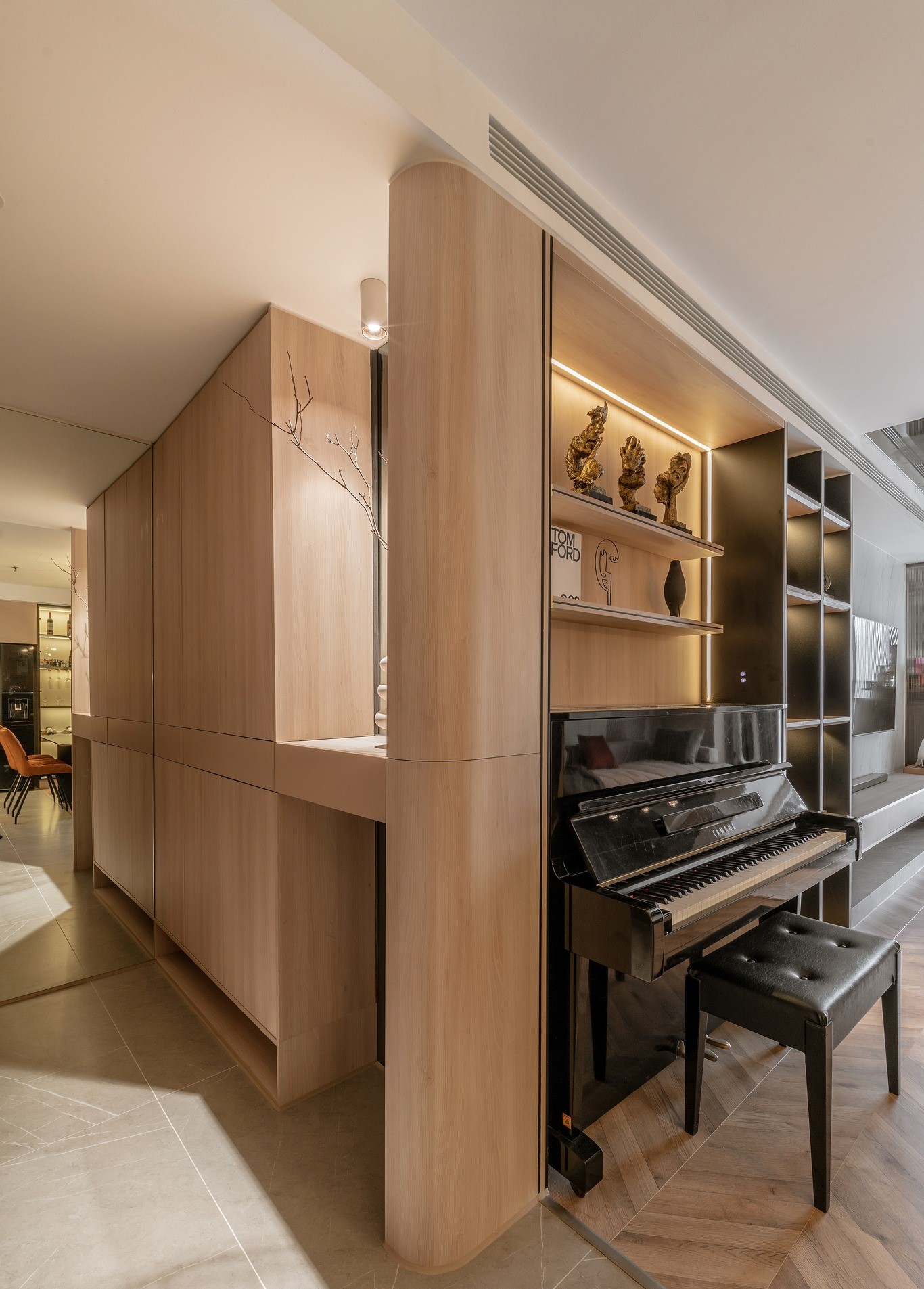 Chị Trâm - Ngoại Giao Đoàn